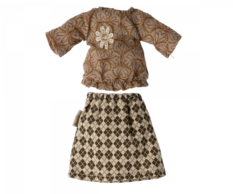 Blouse and skirt for grandma mouse