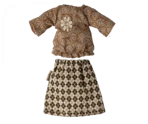 Blouse and skirt for grandma mouse