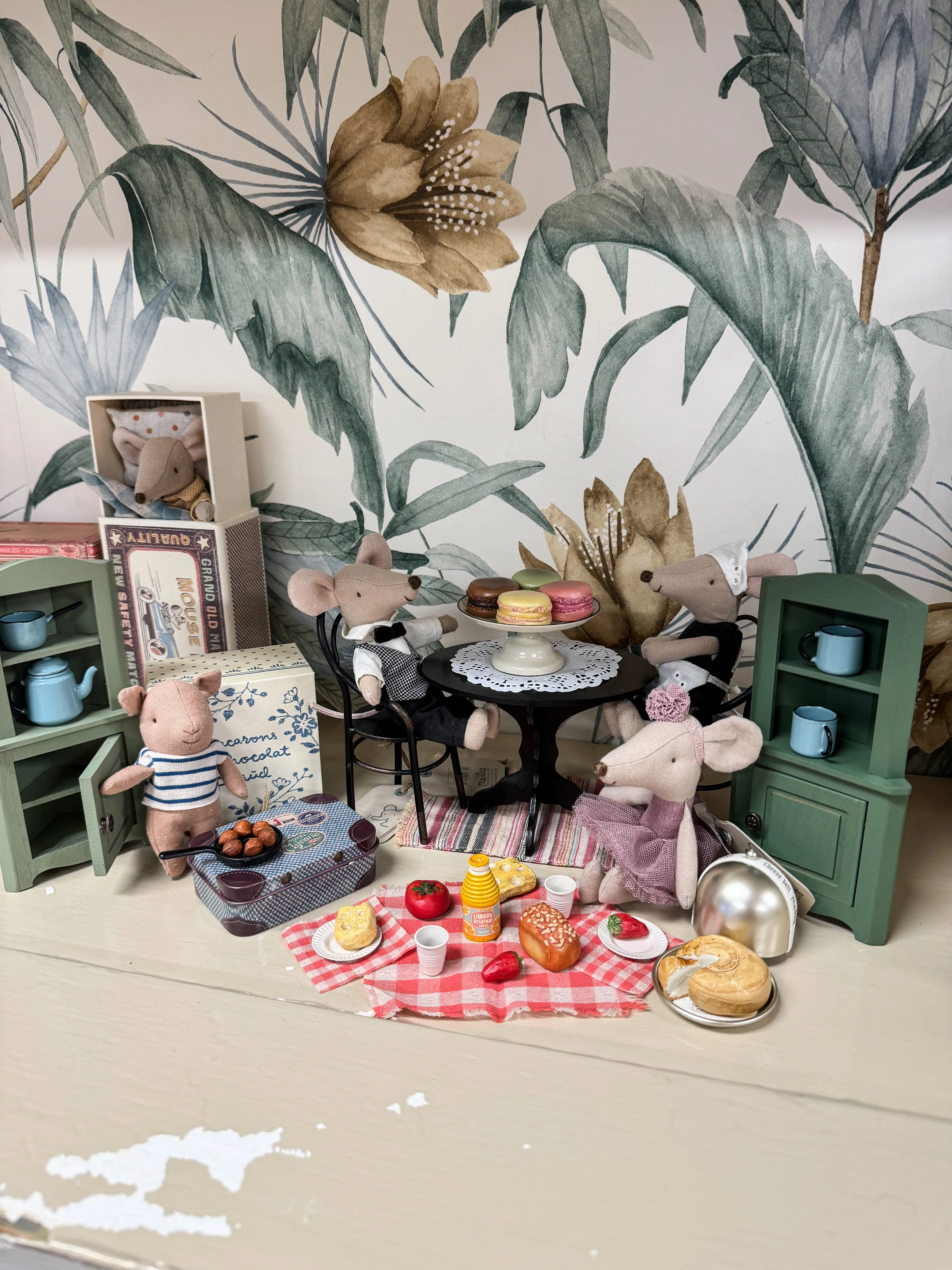 Corner Cabinet, Mouse -Dark Green