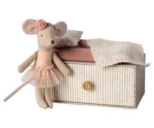 Dance mouse in daybed, Little sister