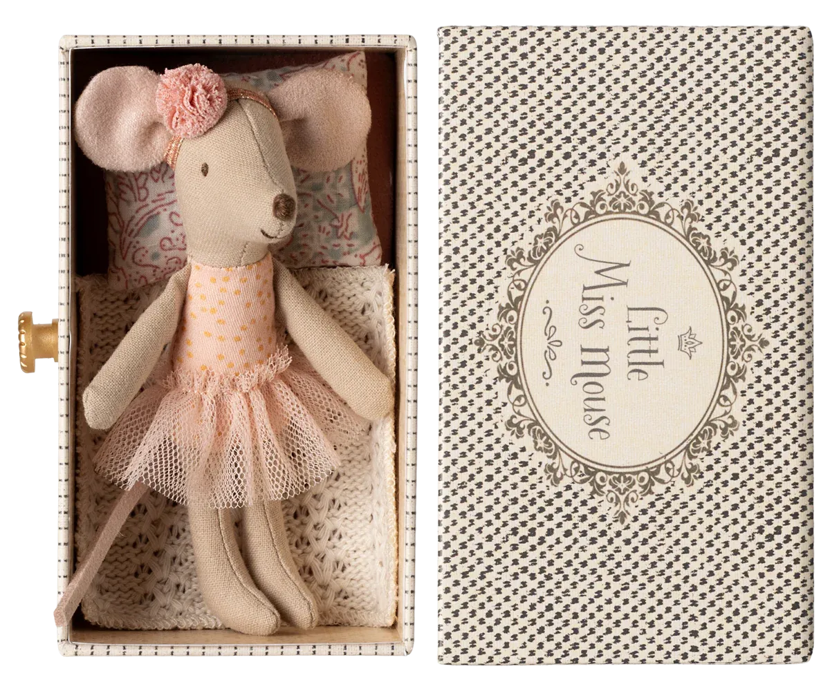 Dance mouse in daybed, Little sister