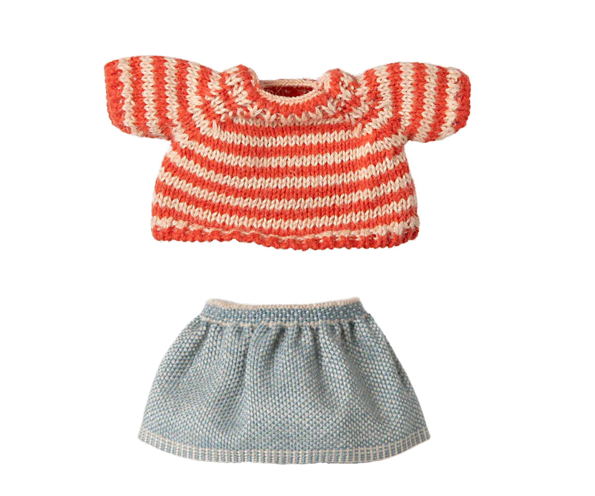Knitted sweater and skirt, Big sister mouse