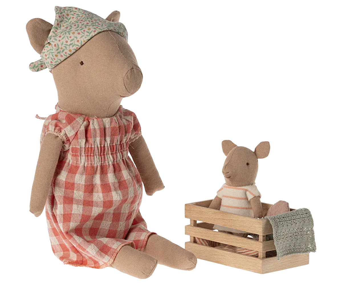 Pig, Girl