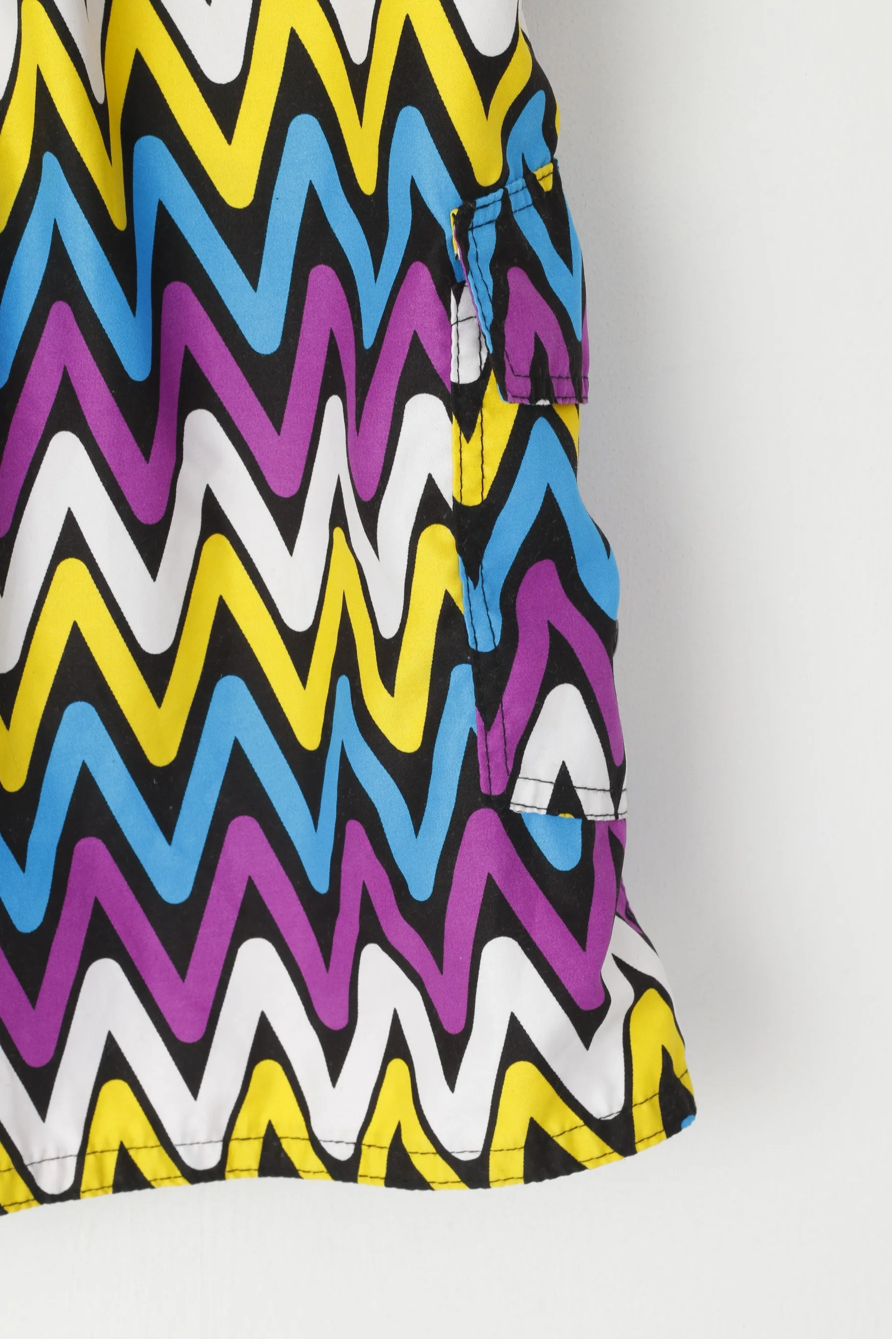 Retro Men L Shorts Multicoloured Zigzag Bermuda Mesh Lined Summer